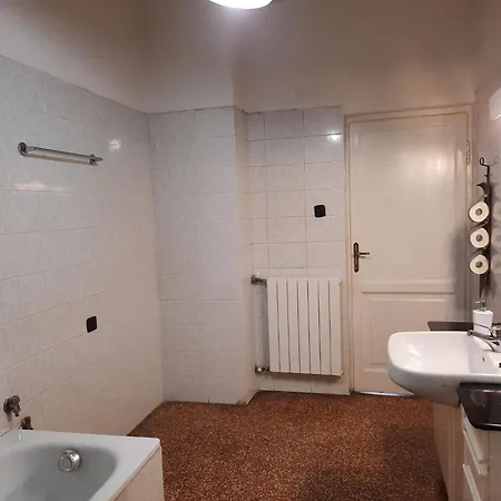 Comfortable One Bedroom With Parking Space In The Center Of Apartment Genoa